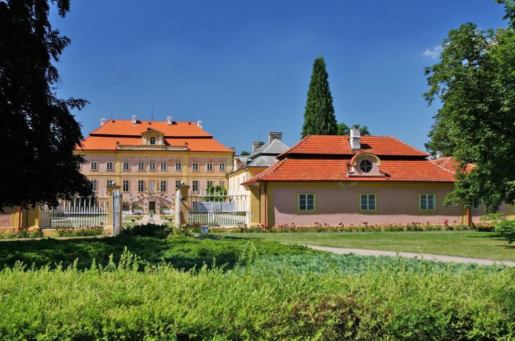 Krasný Dvůr Château